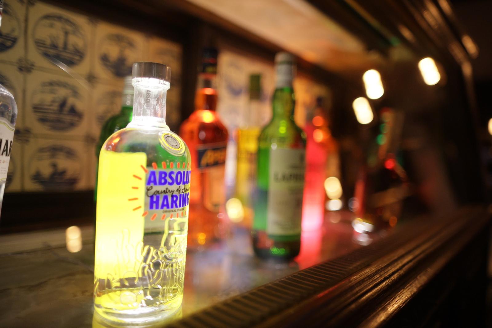 Stimmungsvoll beleuchtete Bar