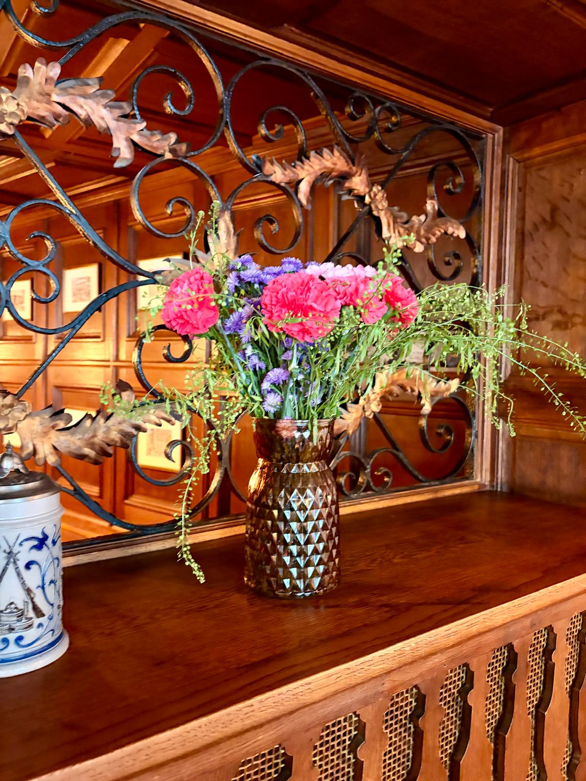 Blumenarrangement mit schmiedeeisernem Gitter