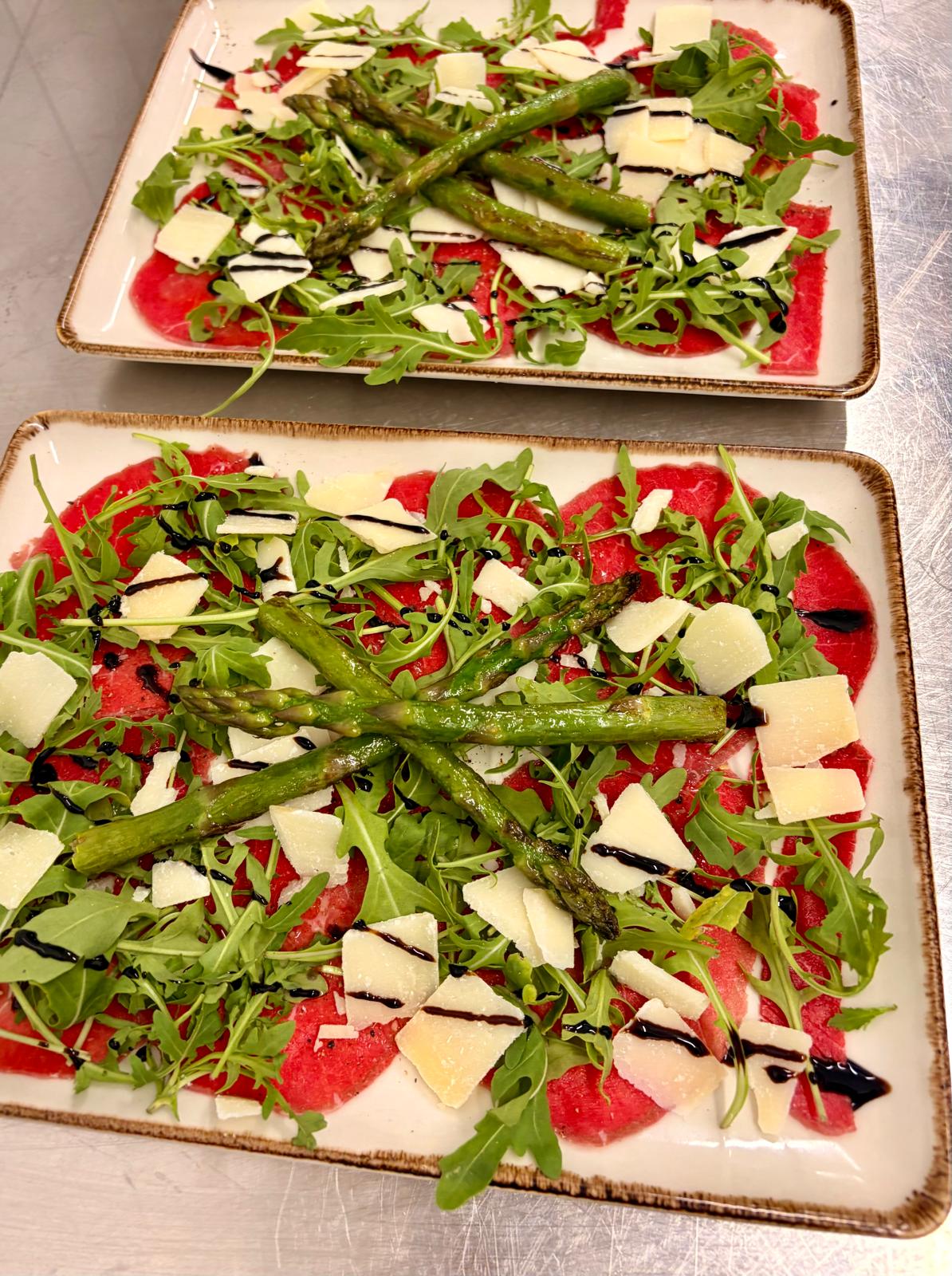 Carpaccio mit Spargel & Rucola