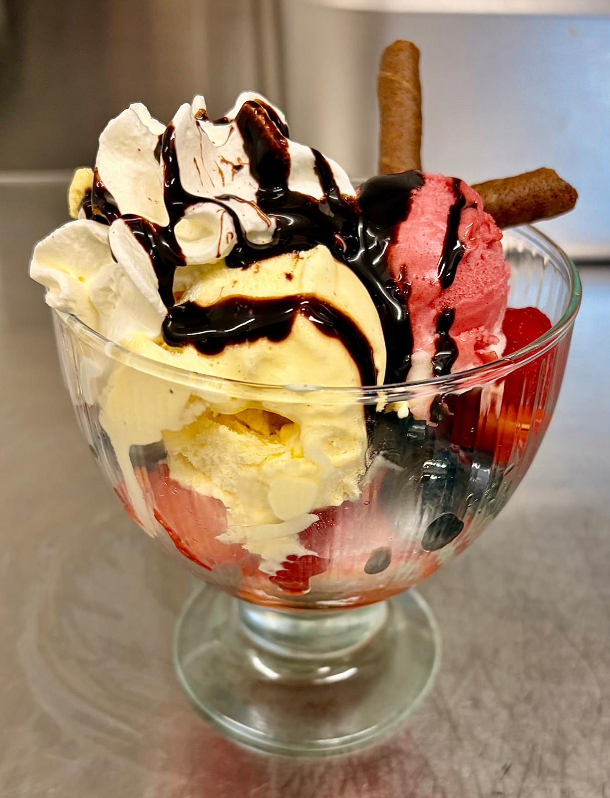 Hausgemachter Eisbecher