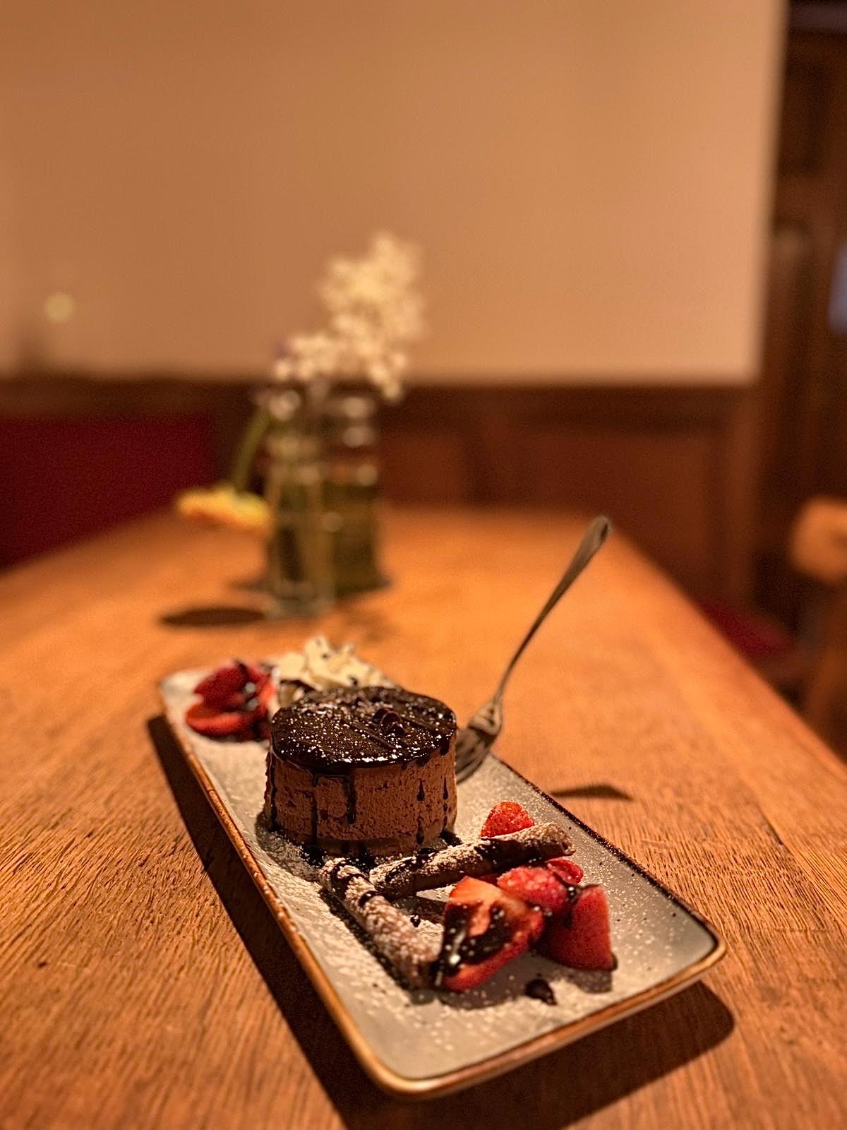 Schokoladen-Lava-Kuchen mit Erdbeeren